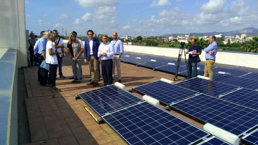 Las autoridades escuchan las explicaciones de los técnicos ante la instalación llevada a cabo.