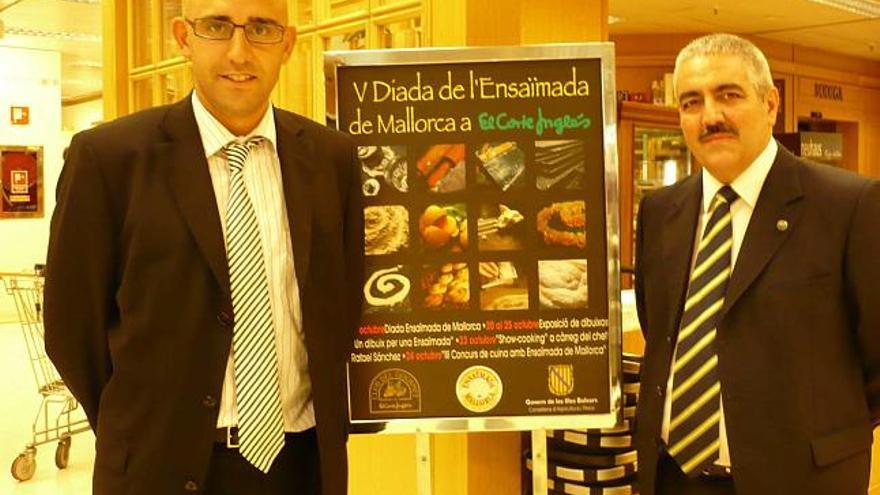 Antonio Sánchez y Luis Molina, de El Corte Inglés, con el cartel de la Diada.