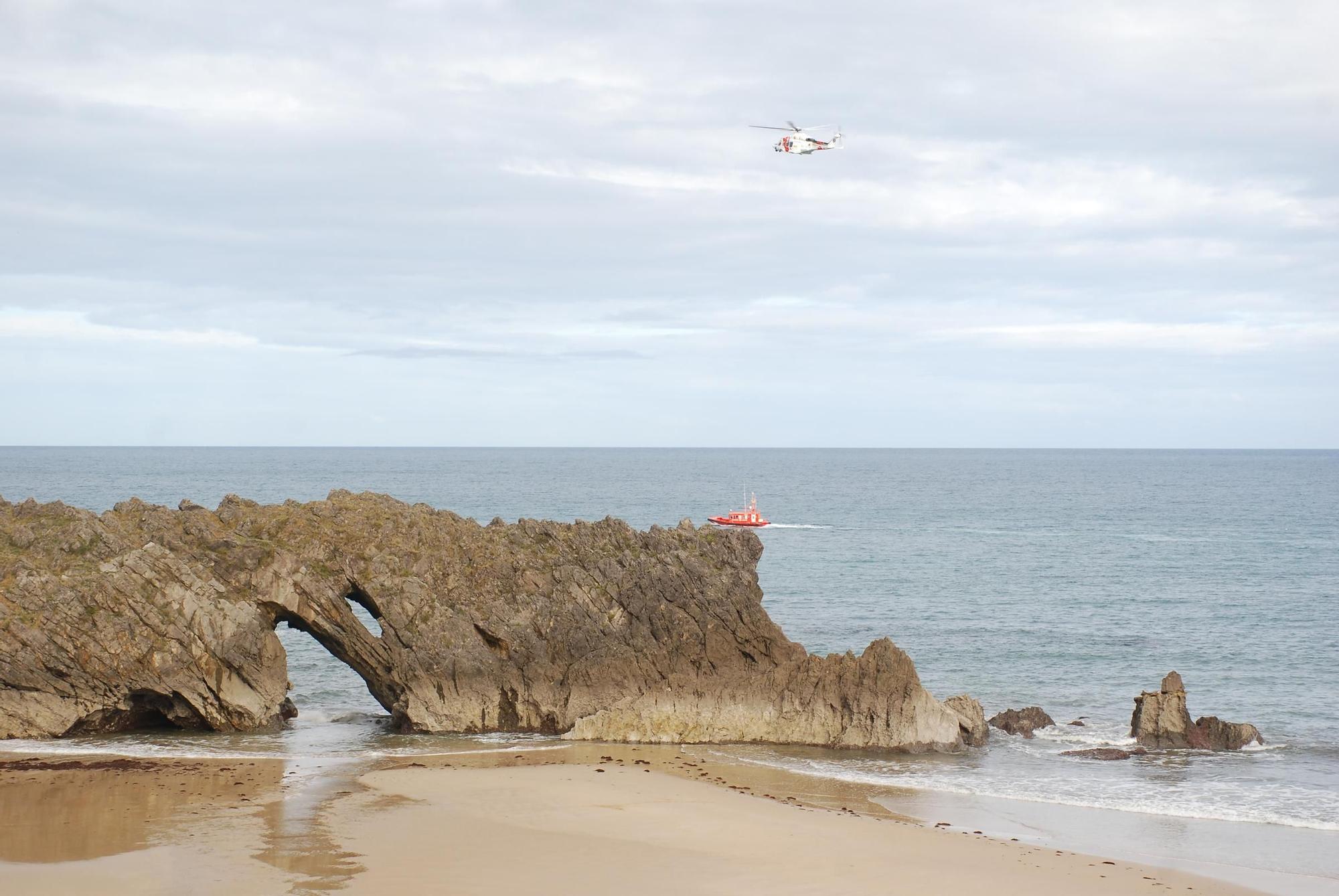 Búsqueda de un desaparecido en el mar en Llanes