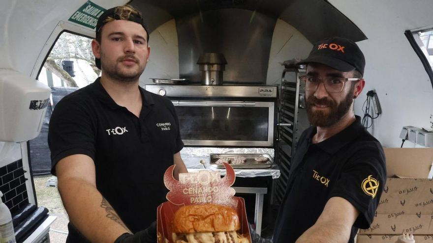 Metrópoli se sirve sobre ruedas: una veintena de "food trucks" llenan de sabor el festival gijonés