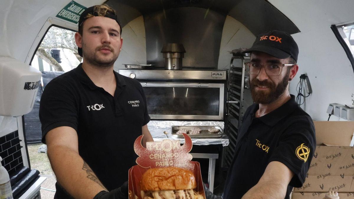 Metrópoli se sirve sobre ruedas: una veintena de "food trucks" llenan de sabor el festival gijonés