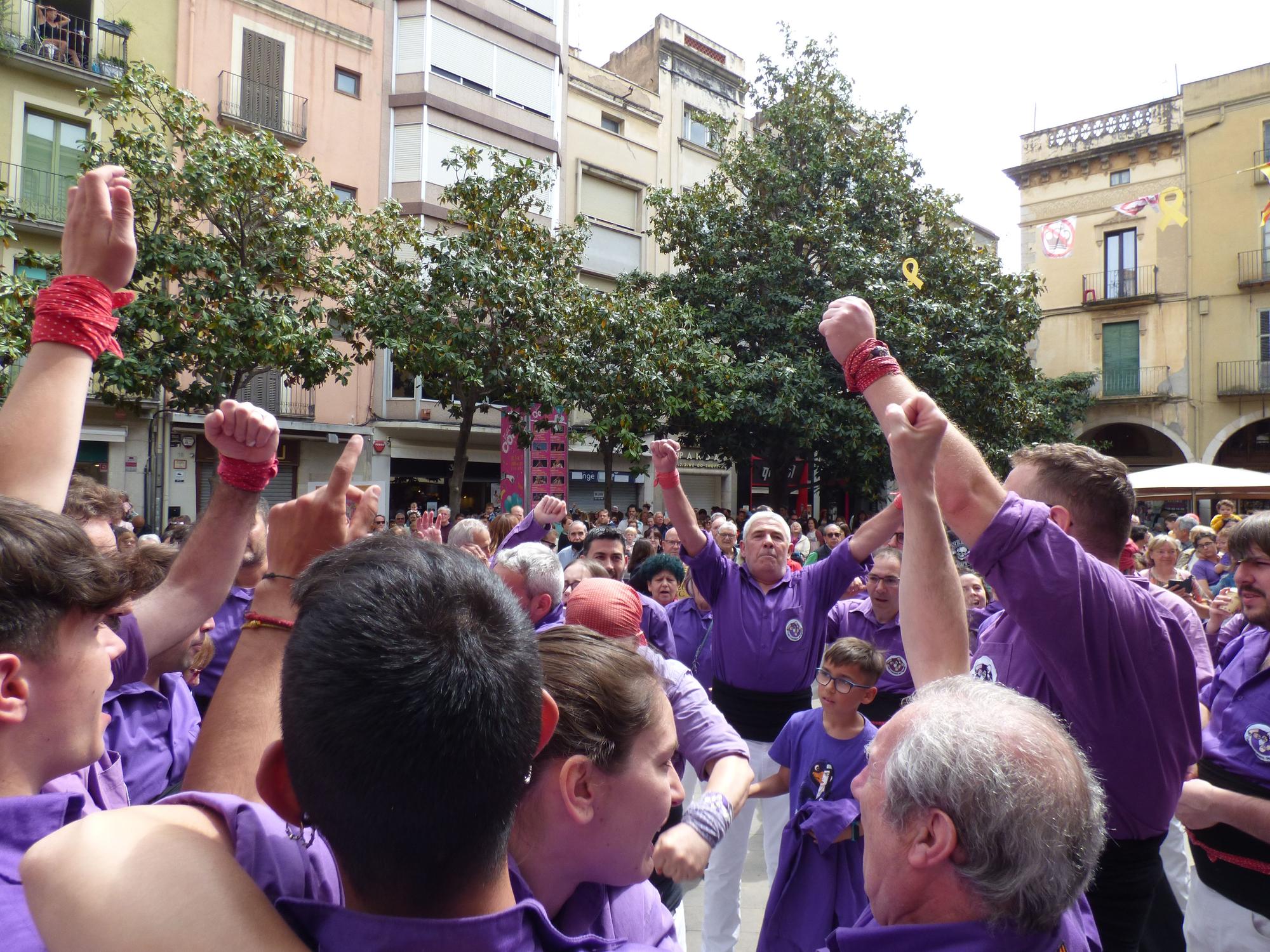 La Colla Castellera aporta emoció a les Fires amb el pilar caminant de Santa Creu