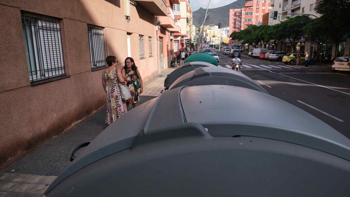 Fila de contenedores colocados a la altura del número 13 de la avenida de Venezuela. | | CARSTEN W. LAURITSEN