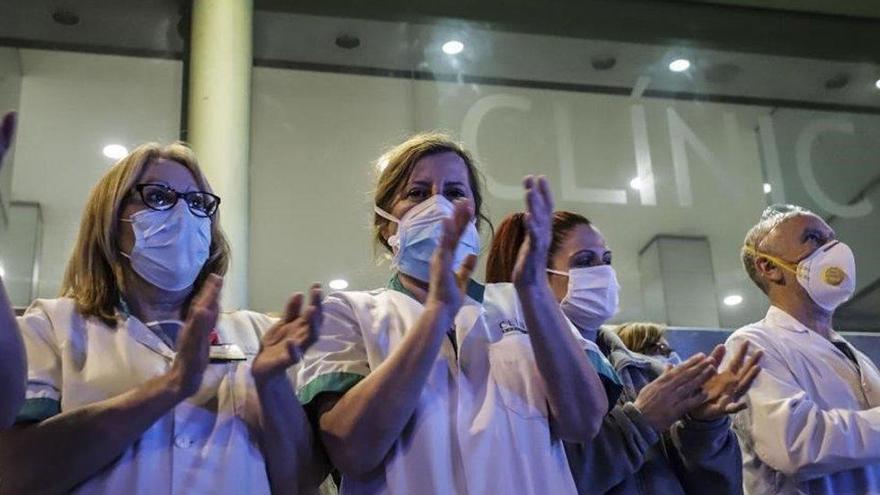 Sanitarios reciben el aplauso de la gente frente al Hospital Clínic de Barcelona.