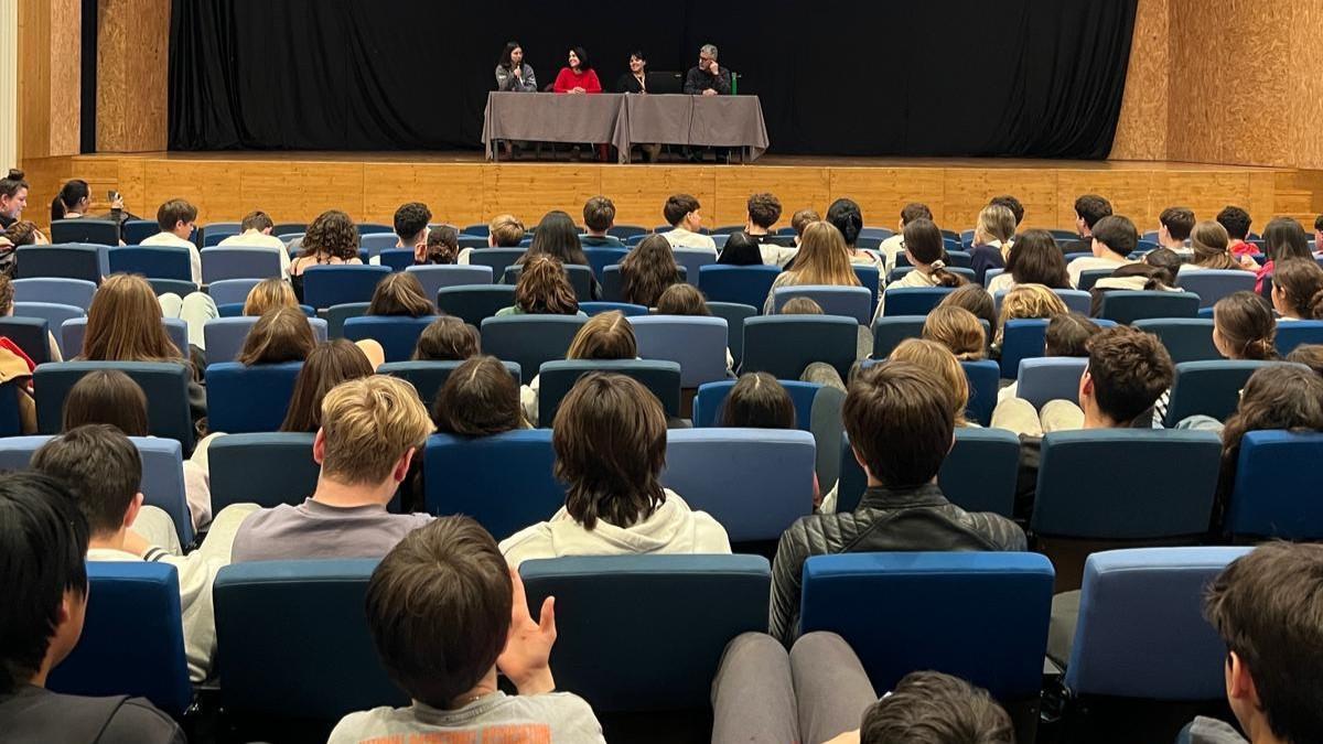 L’alumnat del Liceu Francés participà activament en el debat sobre el paper de la dona en la pilota valenciana.