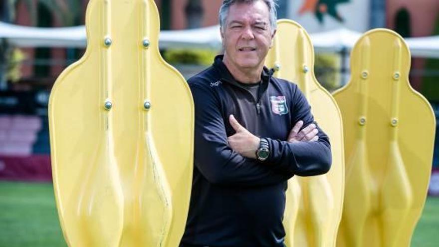 El técnico César Ferrando, en un entrenamiento con La Nucía de la temporada pasada.