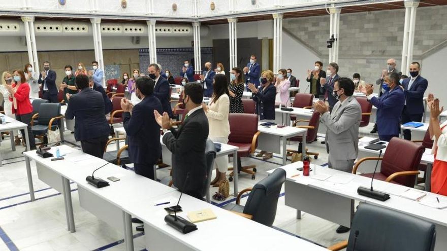 Aplauso de los diputados tras aprobarse la Ley del Mar Menor.