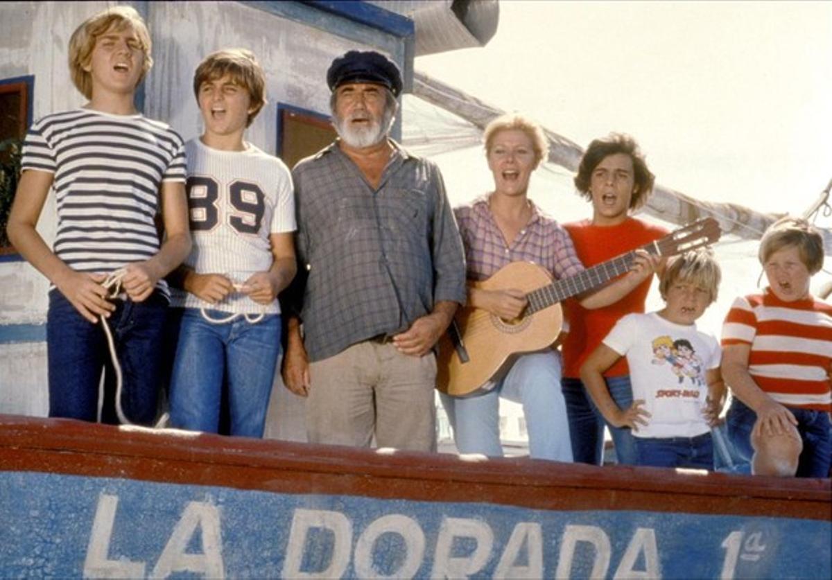 Els protagonistes de la sèrie de TVE ’Verano azul, amb l’actor Antonio Ferrandis, al centre.