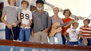 Los protagonistas de la serie de TVE ’Verano azul’, con el actor Antonio Ferrandis, en el centro.