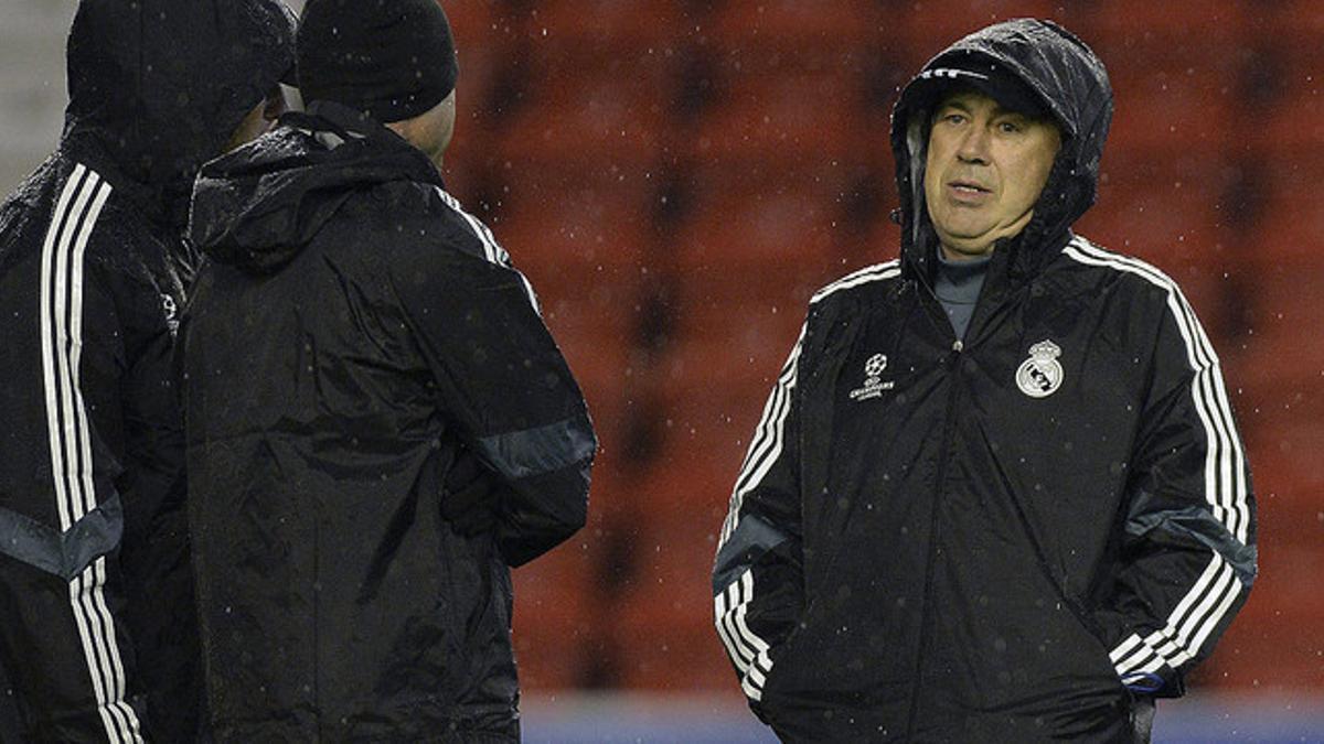 Carlo Ancelotti conversa con sus ayudantes en Anfield, el estadio del Liverpool