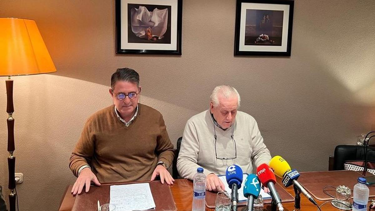 Alfonso Sánchez-Ocaña, presidente de la comunidad de vecinos, y Manuel Conde, administrador del edificio, durante la rueda de prensa.