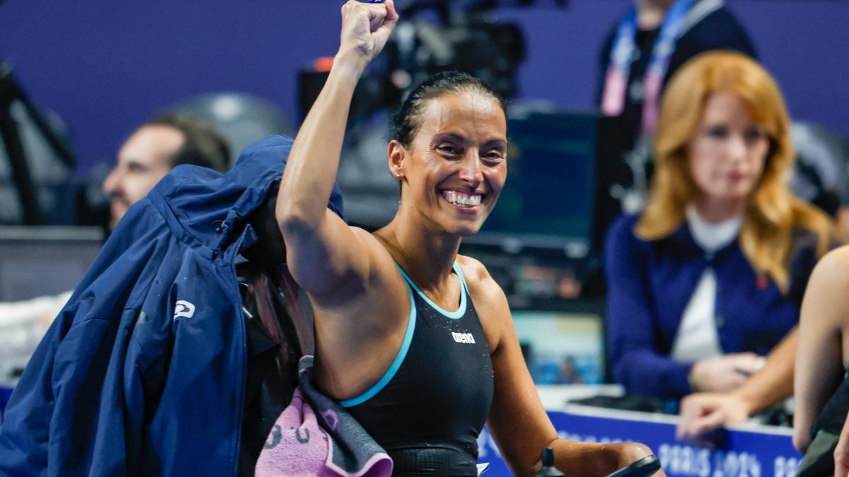 La nadadora española Teresa Perales saluda tras conseguir el bronce en la final de 50 metros espalda S2 Femenino de los Juegos Paralímpicos París 2024, este sábado en la capital francesa