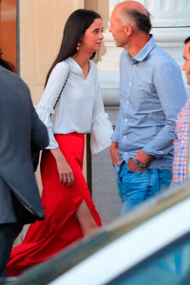 El look de Victoria Federica con falda roja satinada en la Feria de Abril de Sevilla