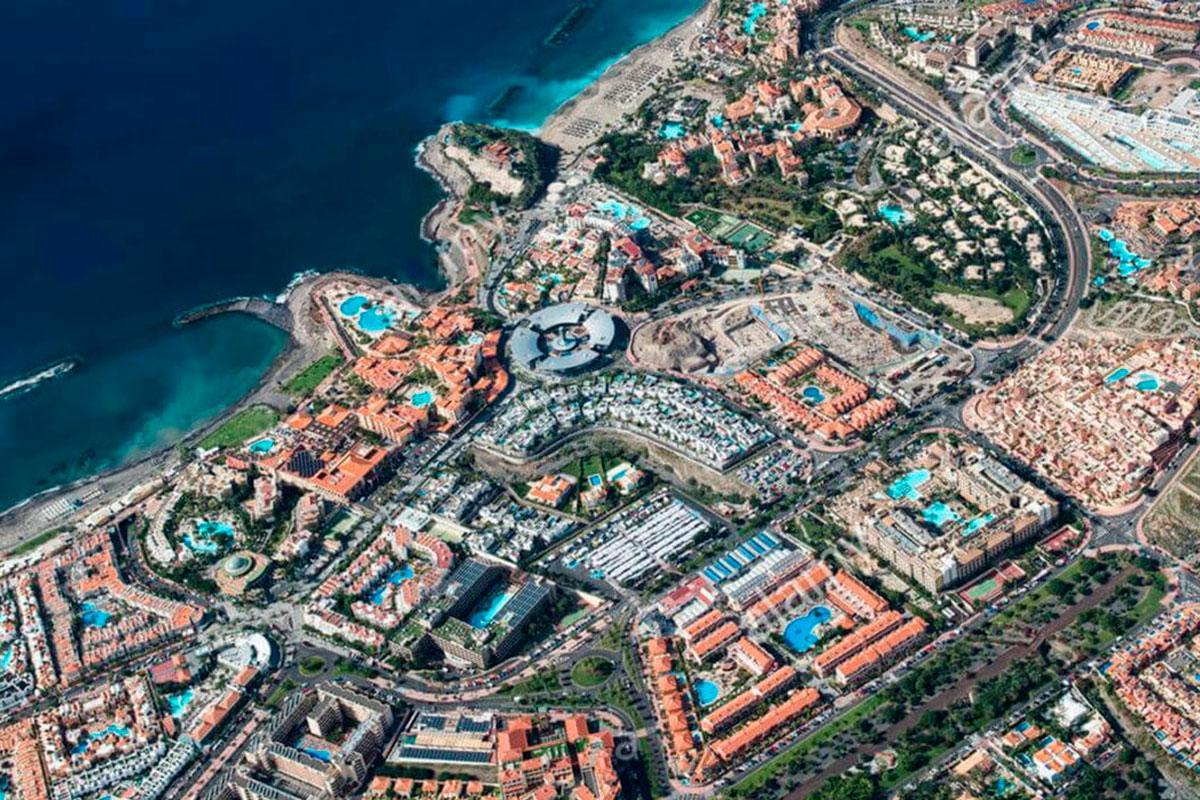 Imagen aérea de diversos complejos turísticos en el municipio de Adeje.