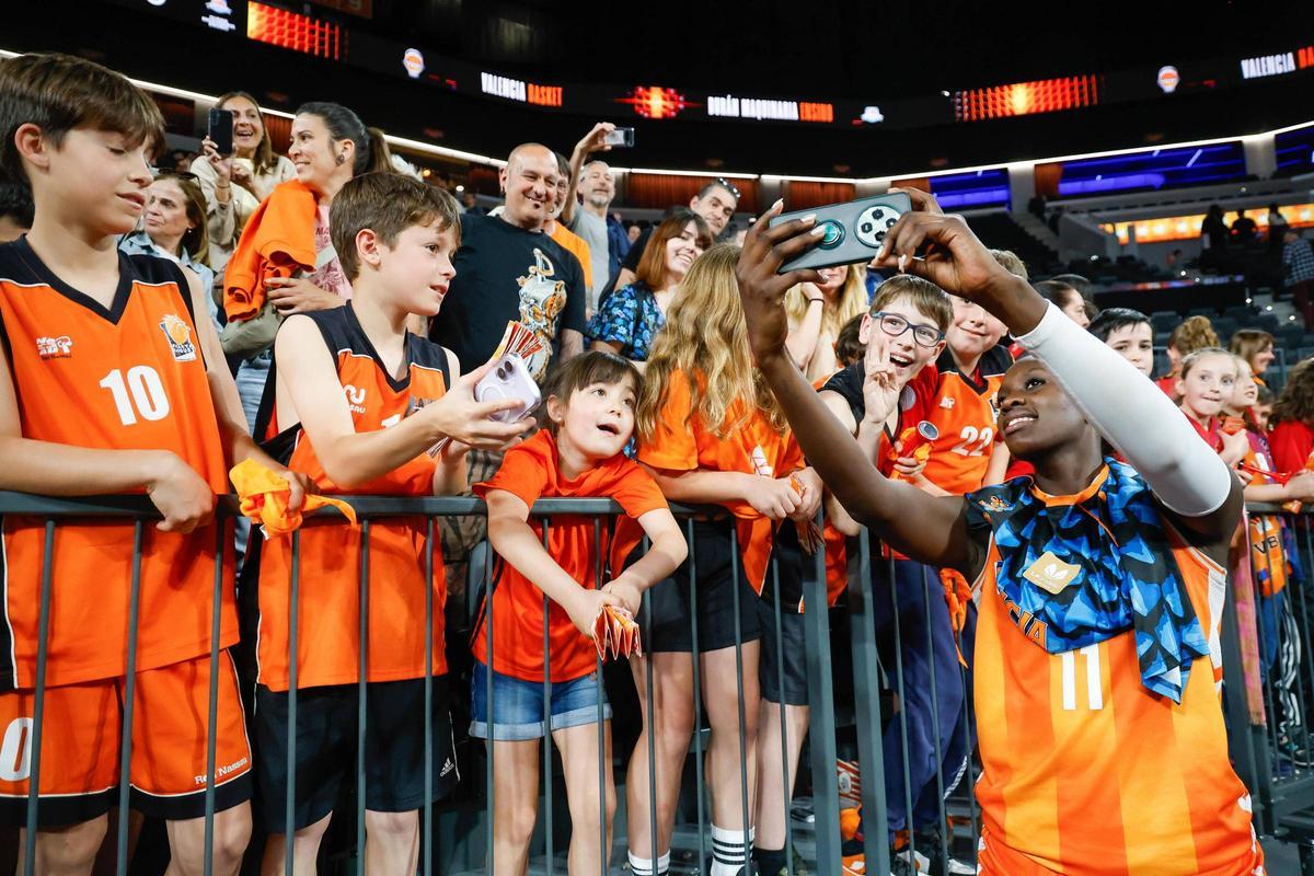 Así ha sido el regreso al Roig Arena de Awa Fam tras triunfar en el draft de la WNBA