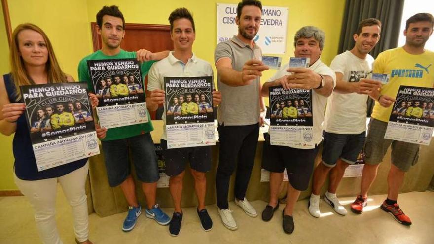 Directiva, jugadores y entrenador muestran el cartel de la campaña de abonados. // Gustavo Santos
