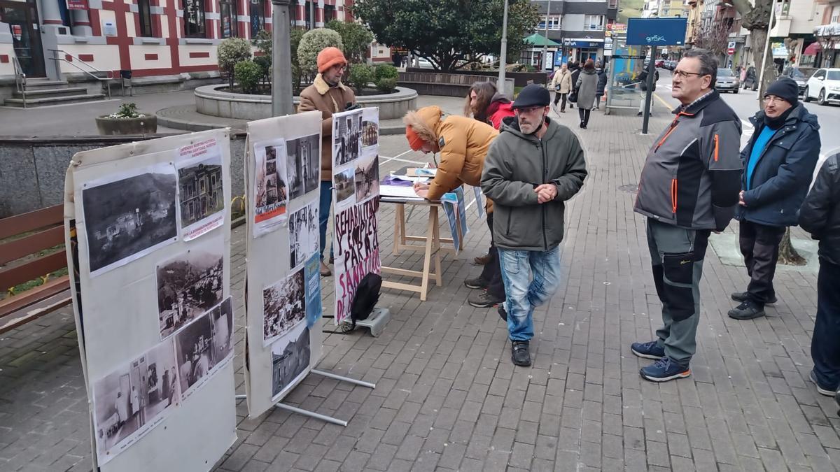 Recogida de firmas en la calle Manuel Llaneza.