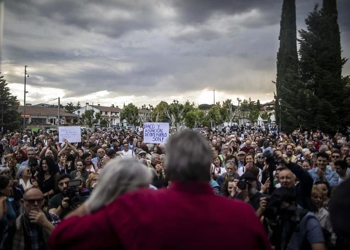 Benito y Teresa, de espaldas, rodeados de una multitud durante la protesta.