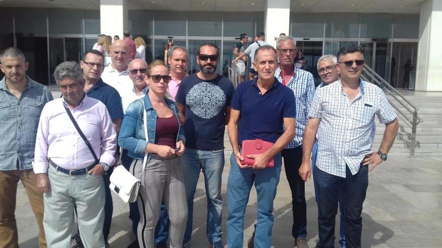 Miembros del comité de Limasa, en la puerta de la Ciudad de la Justicia.