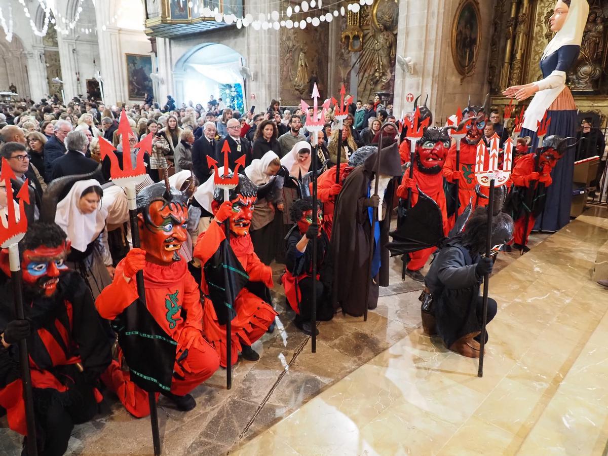 Los 'dimonis' y Sant Antoni, en el templo parroquial.