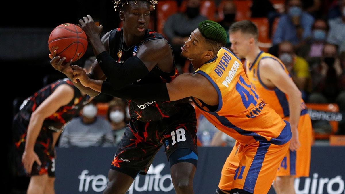 Khalifa Diop defiende un balón ante la presión de Jasiel Rivero en el Valencia-Granca de Eurocup