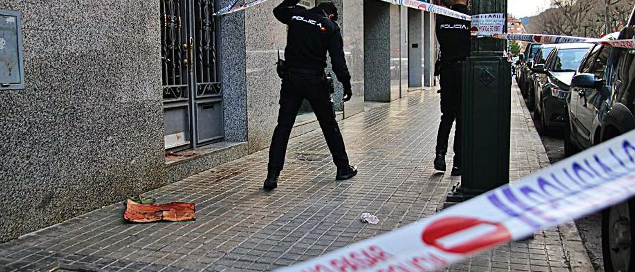 Dos policías en el lugar del apuñalamiento.