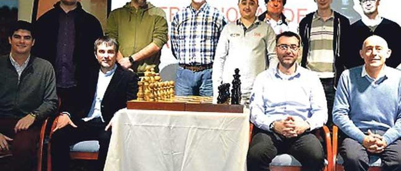 Foto de familia de los participantes en los torneos de la Platja de Muro.
