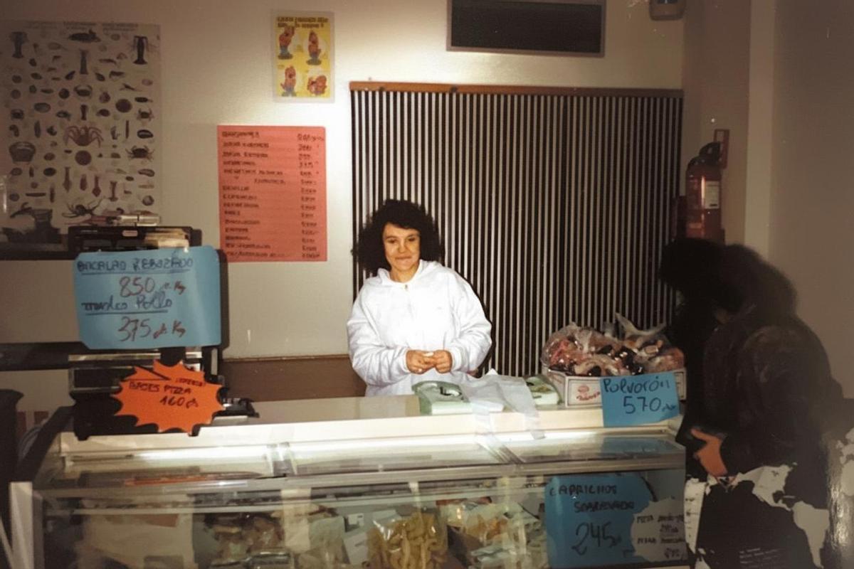 Nieves Planells tras el mostrador de su tienda.