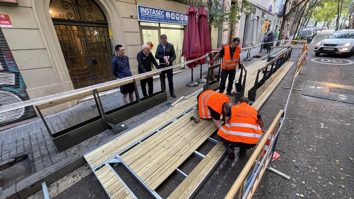 Instalación de una terraza de 'diseño' sobre la calzada en Barcelona