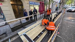 Les terrasses amb plataforma a la calçada agafen impuls a Barcelona