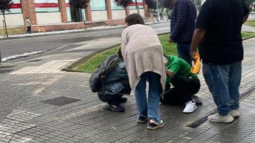 Li cau un martell al cap mentre passejava amb la seva mare