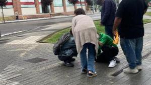 Succés surrealista a Oviedo: li cau un martell al cap mentre passejava amb la seva mare