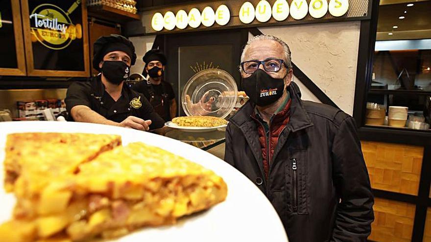 Manuel Ampudia, dueño de un local gijonés especializado en tortillas, jugaba ayer con el eslogan de un cartel de su propio negocio: “Hay que echarle huevos para abrir así”. En la imagen, Ampudia, a la derecha, acompañado de su hijo Antonio y David de la Vega. | Á. G. / 