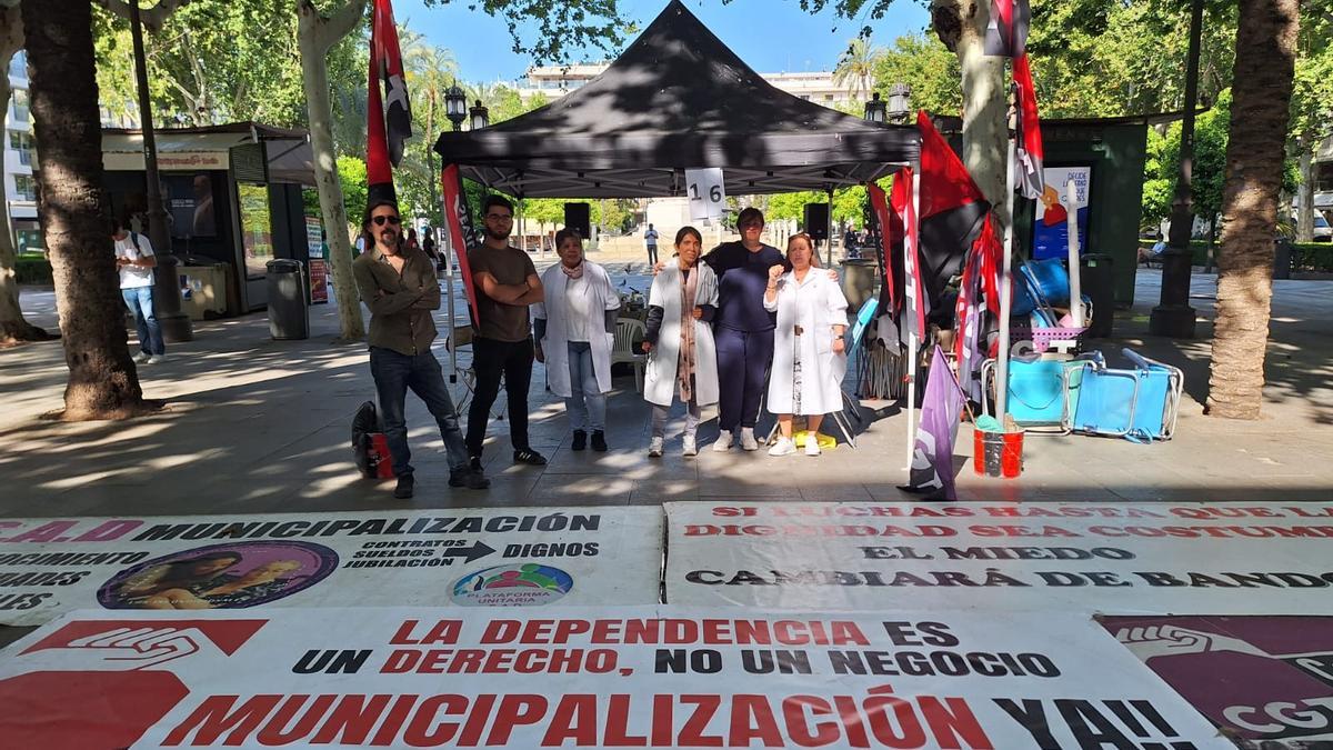 Trabajadoras del SAD, acampadas frente al Ayuntamiento de Sevilla en la jornada número 16