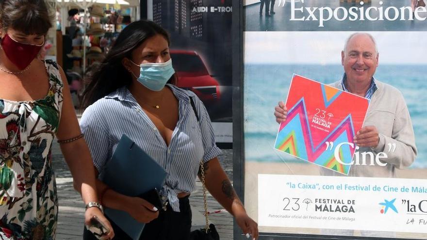 Dos mujeres con mascarillas pasean por Málaga, esta semana.