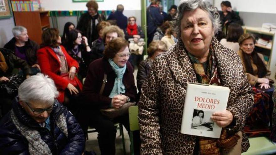 Carmen Ruiz-Tilve, con su libro sobre Dolores Medio, ayer, antes de comenzar su charla.