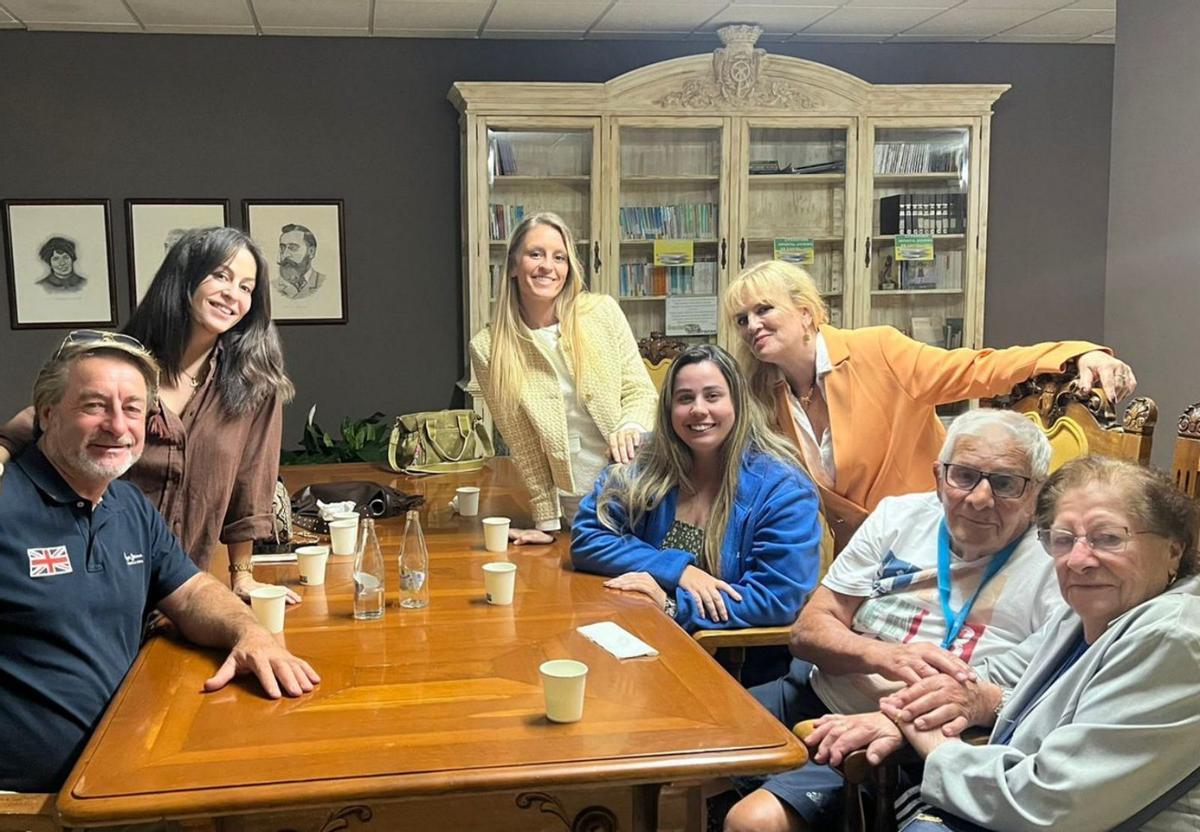 A la derecha, Basilisa Fernández y Ramón Fernández, junto a sus familiares en el reencuentro. |  FdV