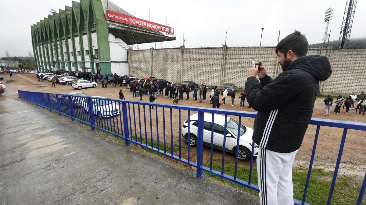 Óscar Morales, de Salorino, en el puente de acceso al estadio Príncipe Felipe, fotografiando la enorme cola.