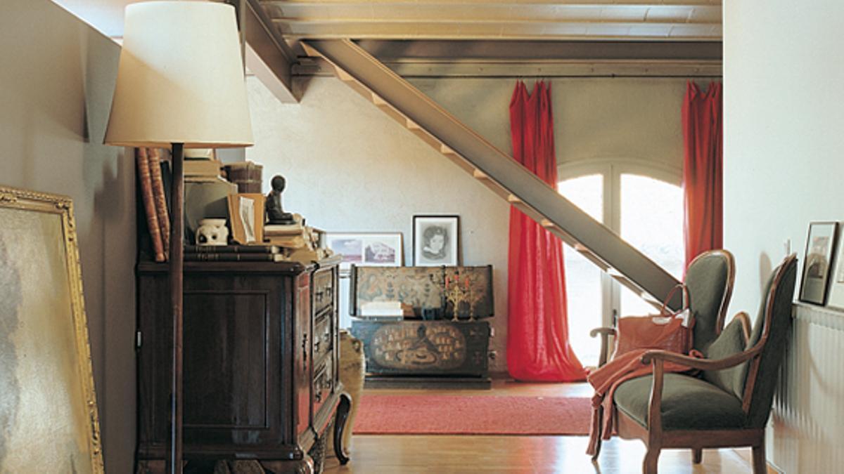 En el interior, las piezas antiguas reinan en un ambiente mucho más clásico, con destellos elegant