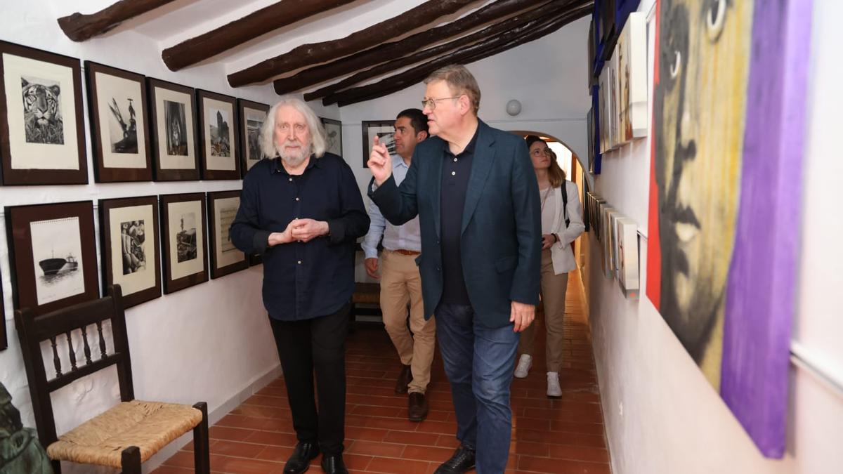 Antonio Miró y Ximo Puig, en la casa del artista donde recibió la distinción.