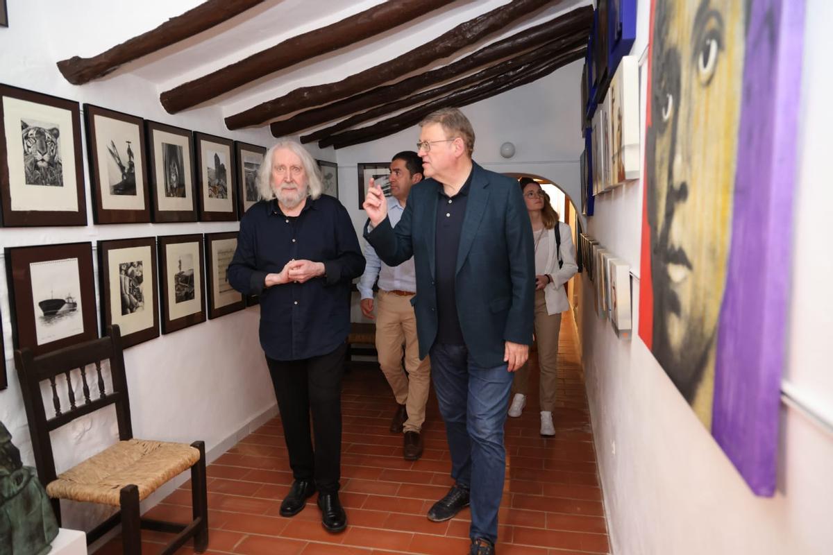 Antonio Miró y Ximo Puig, en la casa del artista donde recibió la distinción.