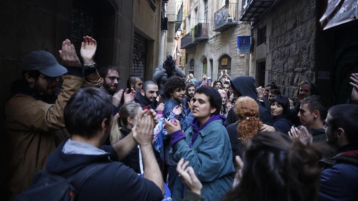 Los vecinos aplauden que se haya evitado el desalojo de una finca en la calle del Correu Vell, en el barrio Gòtic de Barcelona.