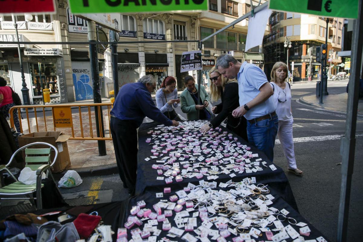 Mercadillo en la plaza del Ayuntamiento de València Mercadillo en la plaza del Ayuntamiento de València