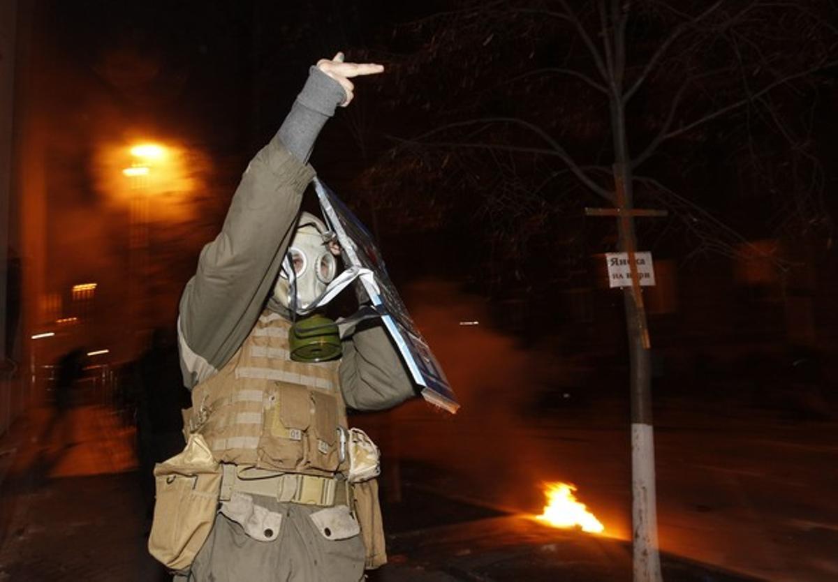 Un manifestante con una máscara de gas protesta durante la manifestación en Kiev, Ucrania.