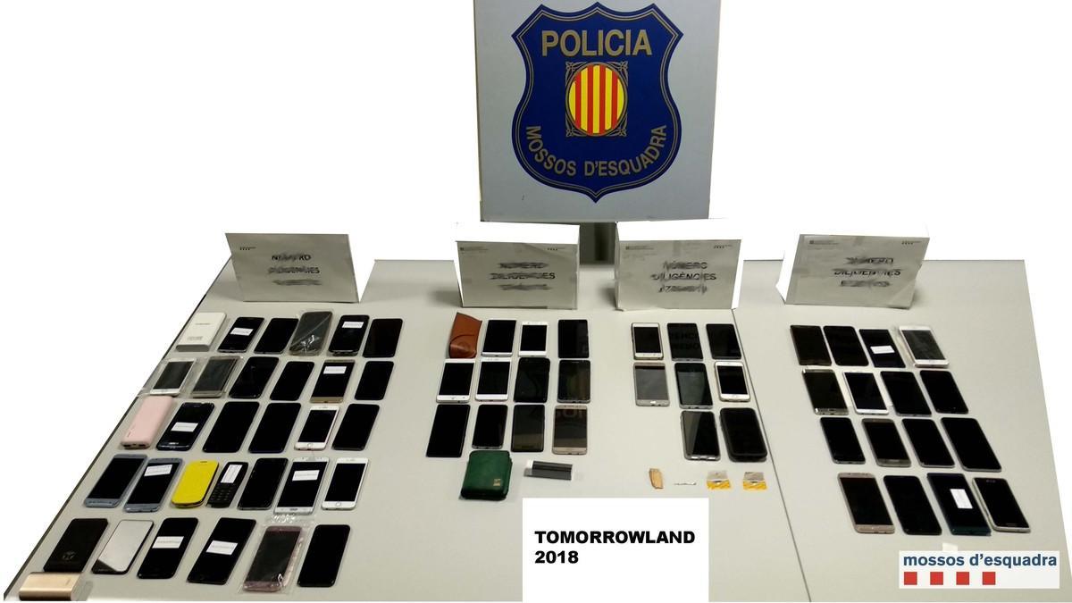 Imagen de los teléfonos recuperados por los Mossos