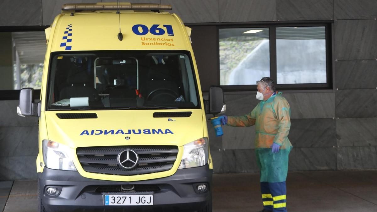 Una ambulancia en el Hospital Álvaro Cunqueiro, en Vigo.