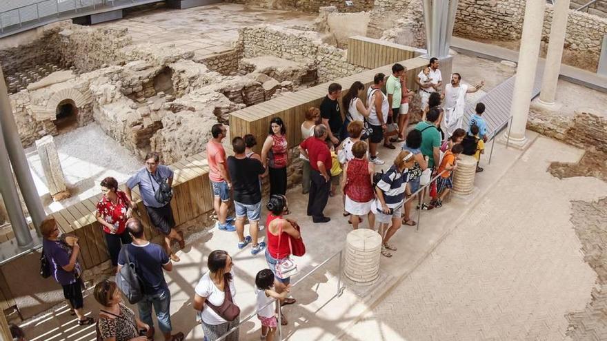 Un grupo de turistas visita el Barrio del Foro Romano durante la pasada Semana Santa.