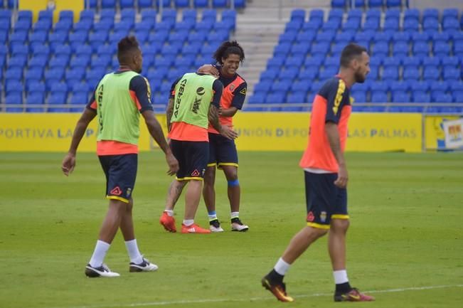 Entrenamiento de la UD en el estadio Gran Canaria