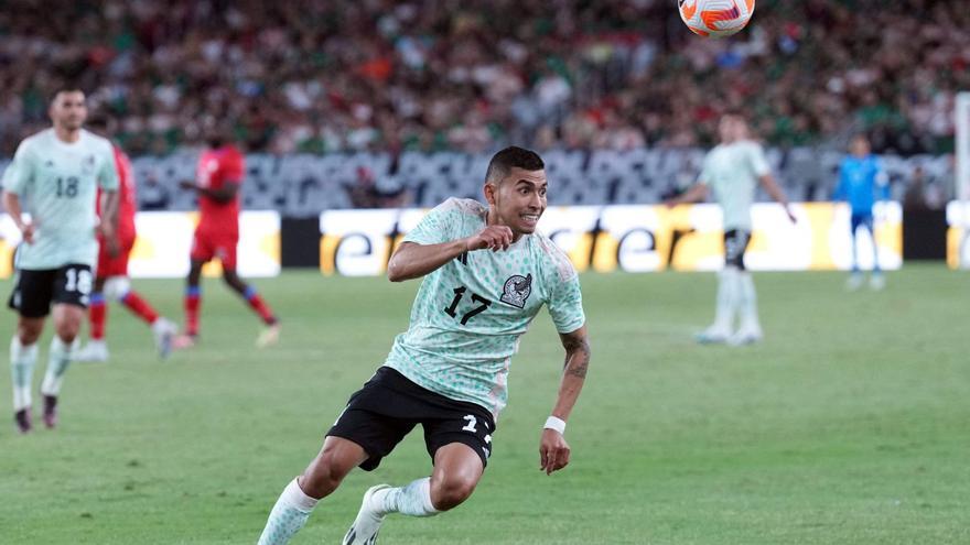 Orbelín Pineda, durante el partido de ayer con la selección mexicana. // EFE