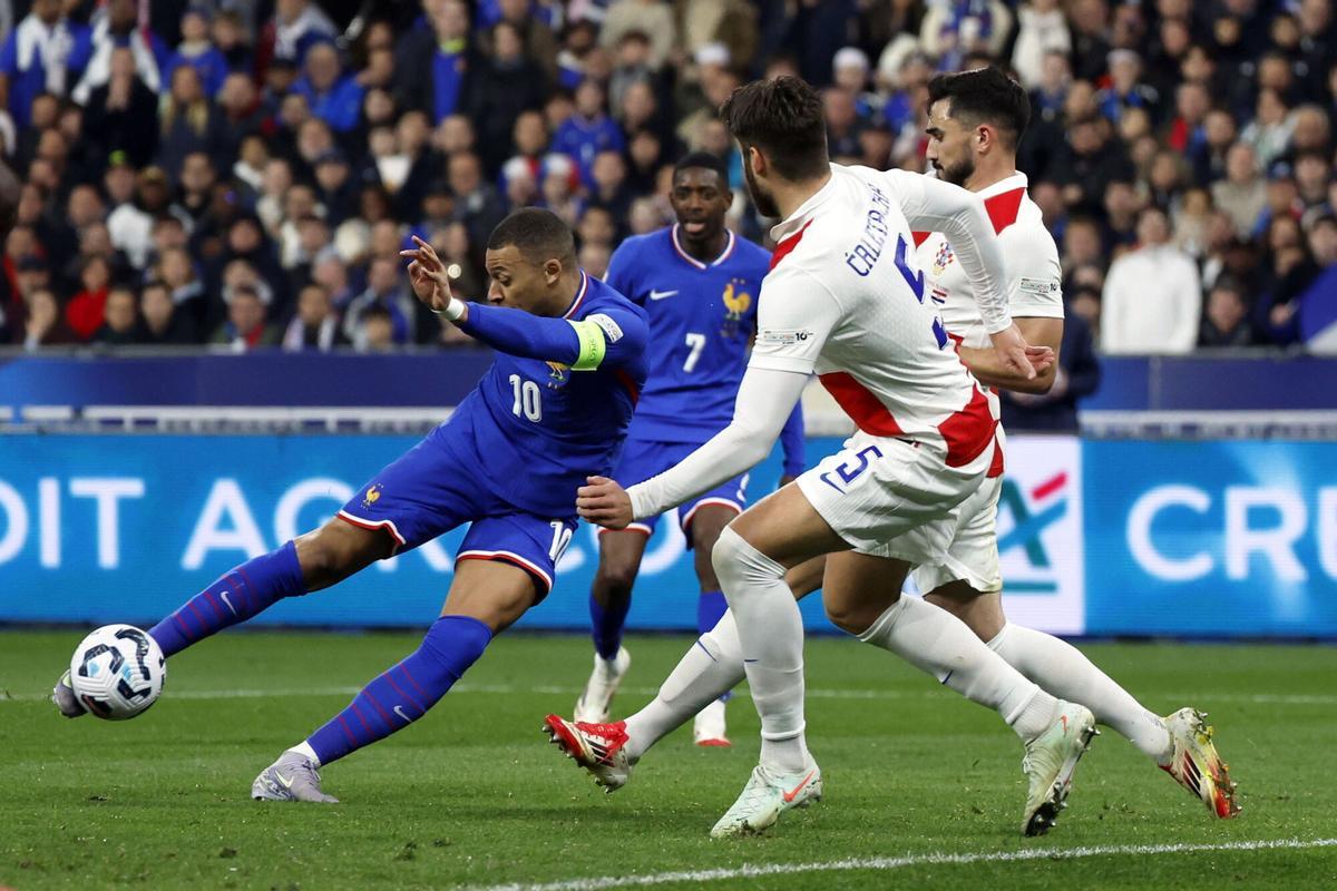 Kylian Mbappé, jugador de Francia, frente a Duje Caleta-Car, de Croacia.